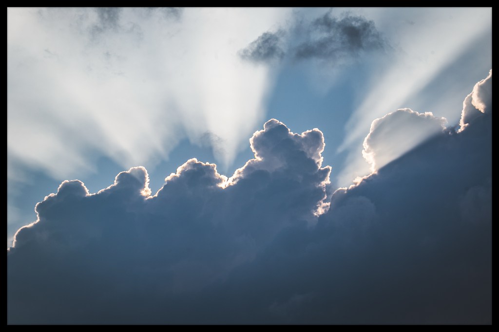 Das Bild zeigt eine Wolkenwand und deren Schafe Abgrenzung, gezeichnet durch das starke Sonnenlicht, nicht